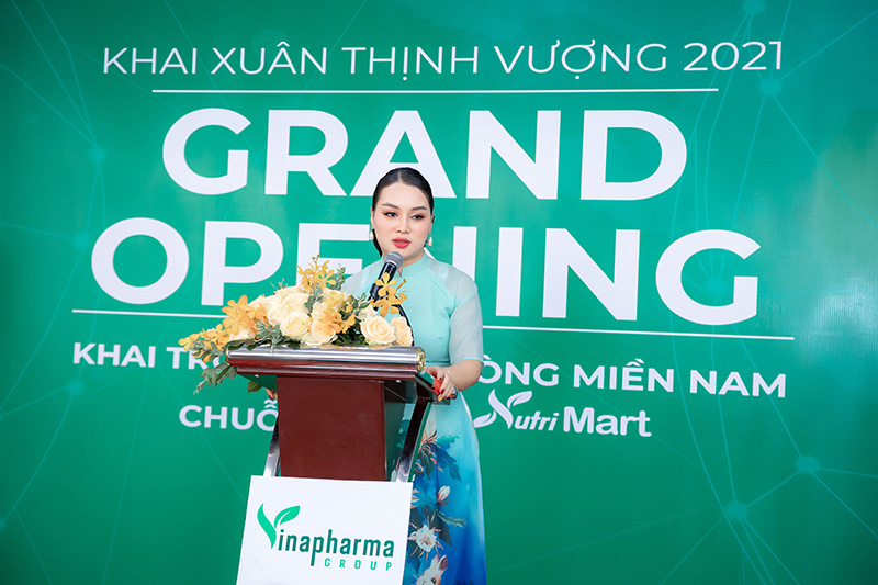 Bà Nguyễn Thị Diễm Hằng, Phó Chủ tịch Tập đoàn Vinapharma - Group phát biểu tại buổi khai trương. Ảnh: Trần Trung.