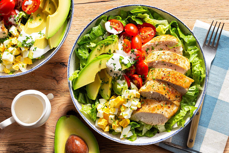 Salad rau quả cùng ức gà luộc