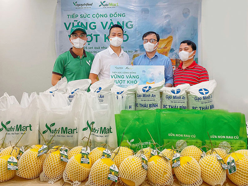 Giám đốc Trần Minh Phương thay mặt công ty trao quà cho Hội