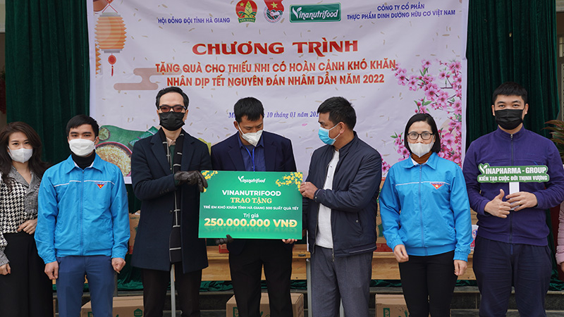 Chương trình tặng quà cho thiếu nhi có hoàn cảnh khó khăn do TW Đoàn TNCS Hồ Chí Minh và Vinapharma - Group đồng hành tổ chức