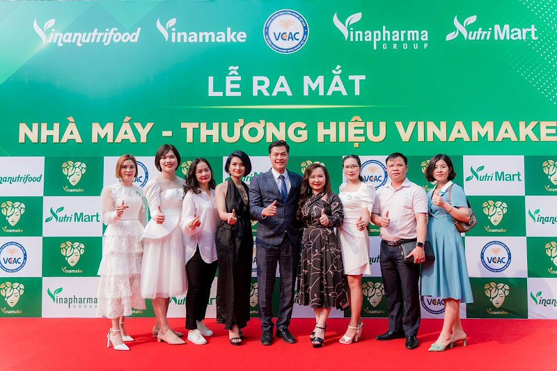 Chủ tịch HĐQT Vinapharma - Group Phạm Quang Trường chụp ảnh lưu niệm cùng ban lãnh đạo công ty Vinamake và các khách mời