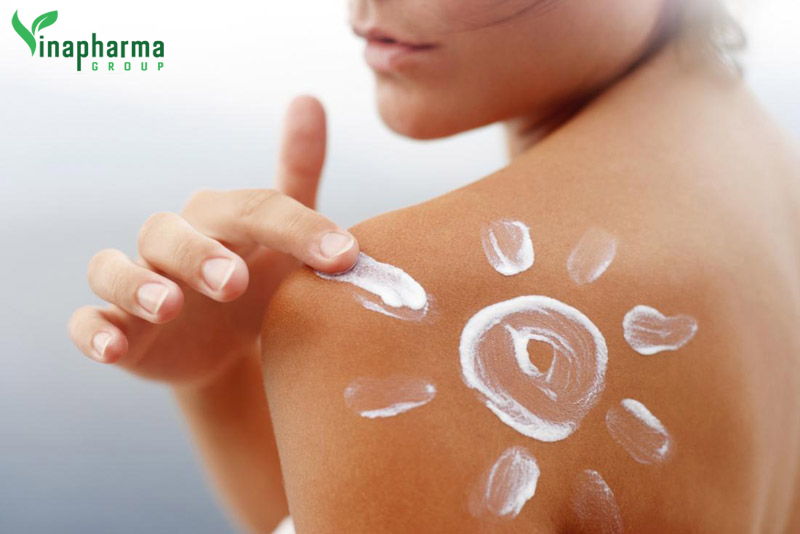 Nên bảo vệ da trước khi ra ngoài khi đang sử dụng nước ép cần tây vì da dễ bắt nắng hơn