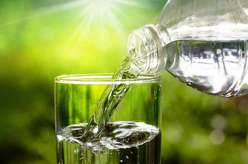 Uống đủ nước mỗi ngày giúp cơ thể khỏe mạnh, cải thiện làn da dầu mụn