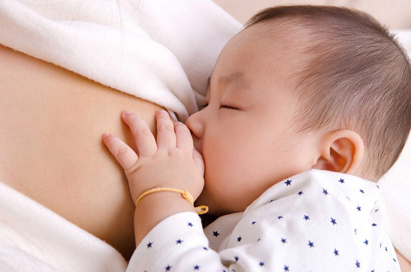 Nên cho trẻ bú hoàn toàn bằng sữa mẹ trong 6 tháng đầu tiên để đảm bảo sự phát triển của trẻ