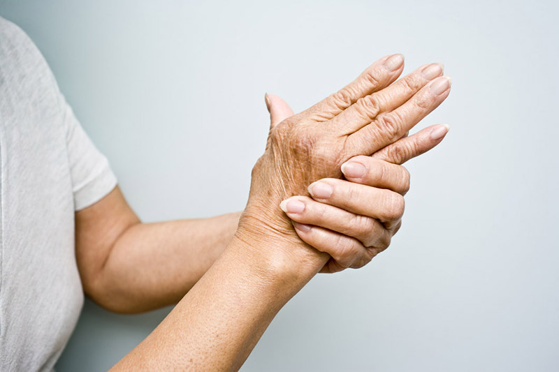 Đau nhức ở khớp ngón tay khiến việc sử dụng bàn tay của bệnh nhân khó khăn hơn