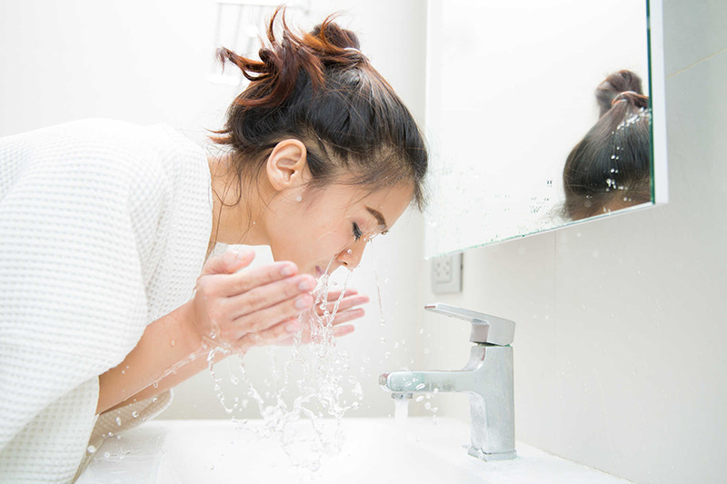 Rửa mặt hai lần mỗi ngày để có làn da khỏe mạnh, loại bỏ bụi bẩn, vi khuẩn có hại