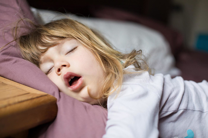 Trẻ thừa cân thường khó ngủ