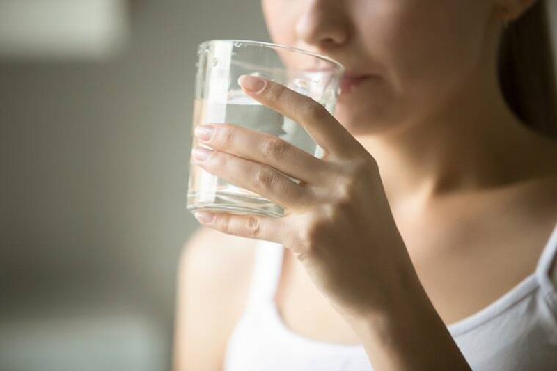Uống nước ấm trước khi đi ngủ giúp tránh đau cơ bắp chân khi ngủ