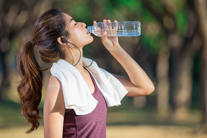 Đừng quên uống đủ nước và duy trì thói quen luyện tập thể dục thể thao mỗi ngày