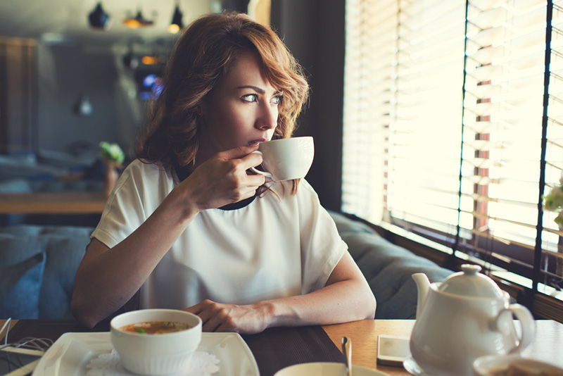 Uống nhiều cà phê ảnh hưởng đến quá trình hấp thụ vitamin D