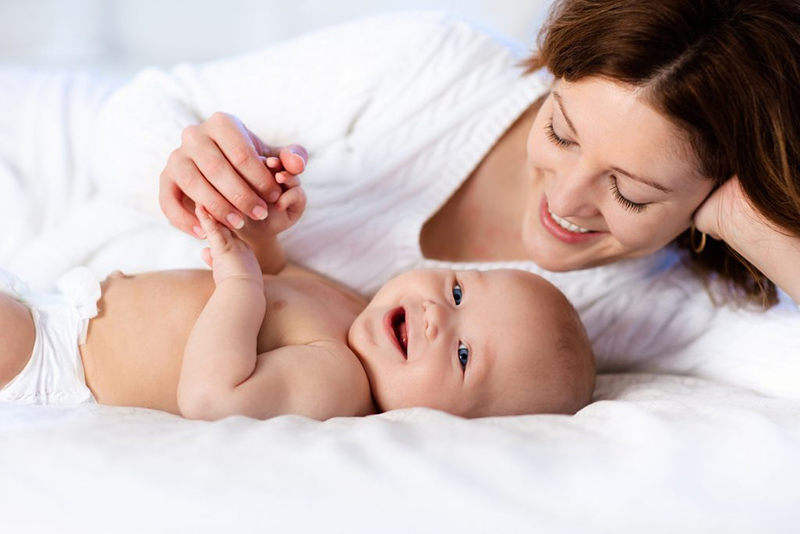 Sữa mẹ thay đổi theo từng giai đoạn phát triển của trẻ nhỏ