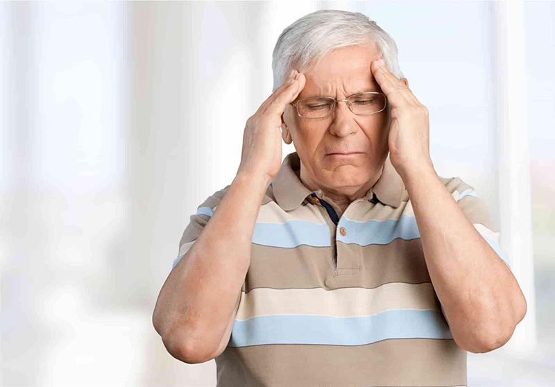 Ở người cao tuổi, chứng chóng mặt thường xảy ra khi thay đổi tư thế