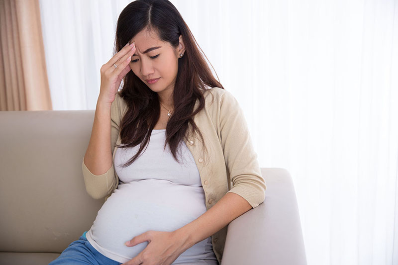 Mẹ bầu dễ chóng mặt, nhức đầu trong những tháng đầu khi mang thai