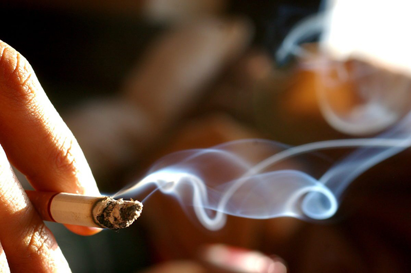 Trong khói thuốc lá có nhiều hóa chất độc hại