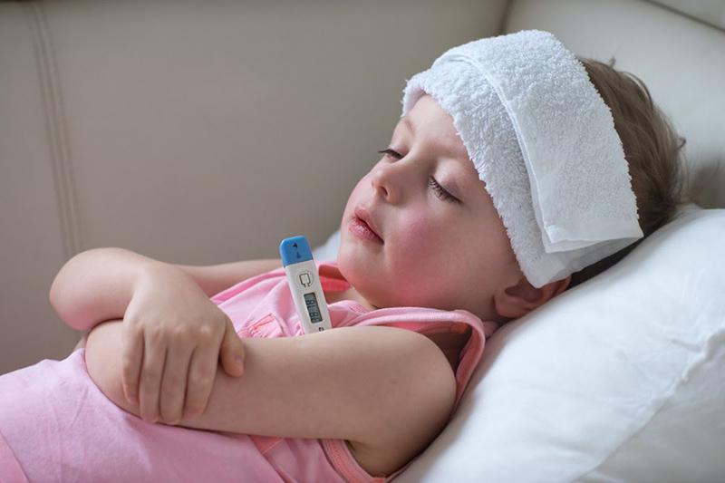 Trẻ bị sốt là phản ứng thông thường của cơ thể