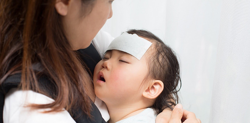 Khi trẻ bị sốt cần tìm ra nguyên nhân và sử dụng hạ sốt đúng liều